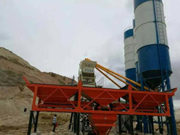 甘肅蘭州HZS35混凝土攪拌設(shè)備使用現(xiàn)場(chǎng)