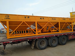 河北唐山1200三倉配料機(jī)發(fā)貨現(xiàn)場